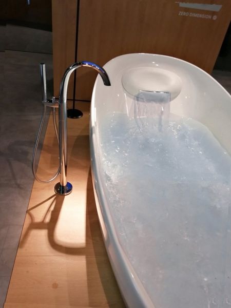 Акриловая ванна Toto Neorest PJYD2200PWEE#GW с гидро и аэромассажем, с эффектом невесомости Акриловая ванна Toto Neorest PJYD2200PWEE#GW с гидро и аэромассажем, с эффектом невесомости