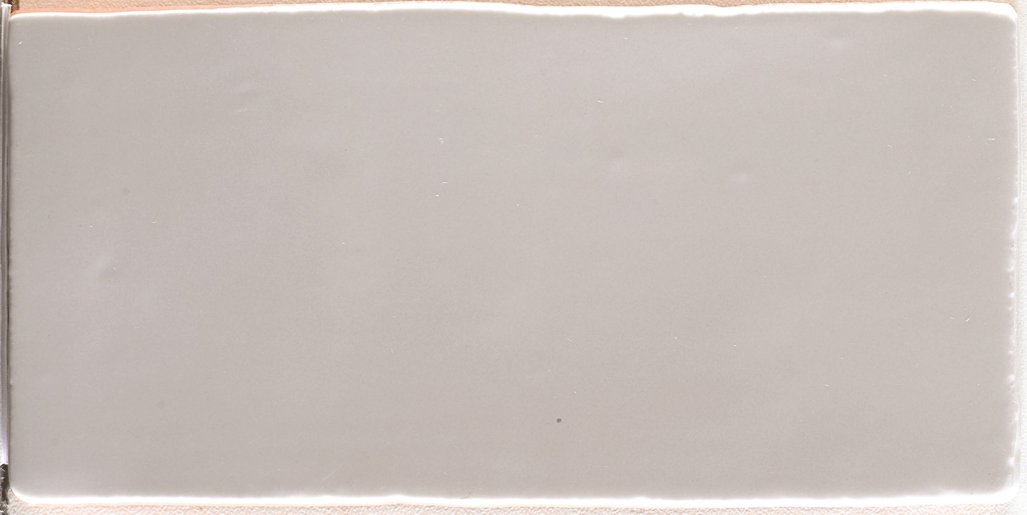 plaqueta gris oscuro