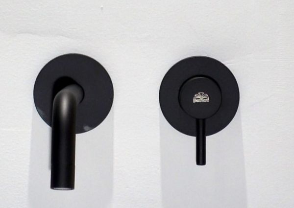 Смеситель для раковины встраиваемый, накладки диам.70мм, излив 175мм, Черный матовый